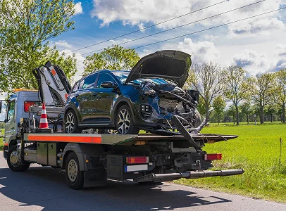 Une voiture accidentée avec le capot ouvert sur un camion de remorquage sur une route rurale à Veigné près de Tours en Indre-et-Loire 37